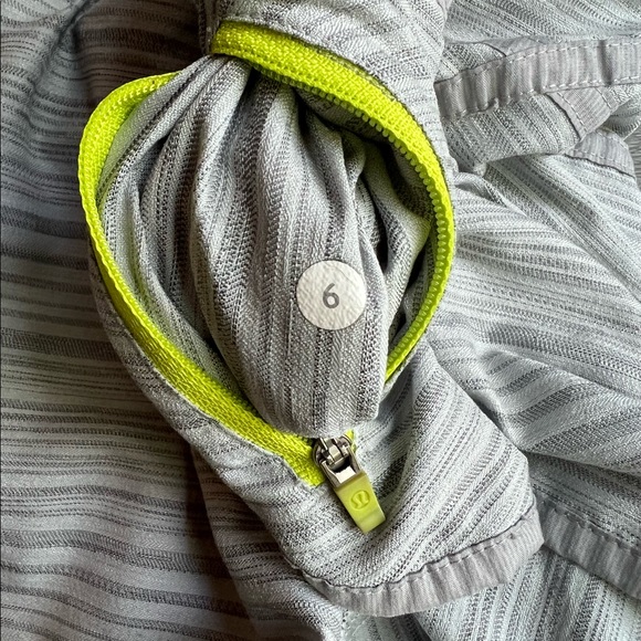 Lululemon Tracker Short II Wee Are From GRAY SPACE SILVER SPOON size 6 - Picture 3 of 5